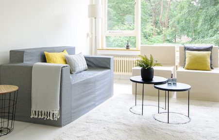 salón con muebles de carton